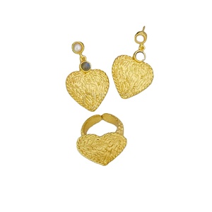 Vente en gros de bijoux en forme de cœur en labradorite plaquée or, bague et boucles d'oreilles tendance pour les mariages et les fêtes de femmes - Product Image 4