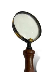 Lupa Clásica de Vidrio con Mango de Madera y Lente Óptica Clara, Diseño Ligero de Decoración Artística para Lectura, Inspección, Aficiones y Manualidades - Product Image 2