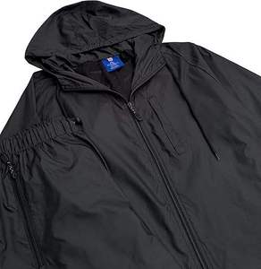 Chándal de nailon impermeable para hombre de alta calidad, Conjunto de jogging cortavientos elegante hecho a medida, patrón sólido, precio razonable - Product Image 2