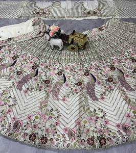 Lehenga Choli en soie scintillante de qualité supérieure avec des paillettes Nouveau style Bollywood de créateur pour les événements de fête - Product Image 3