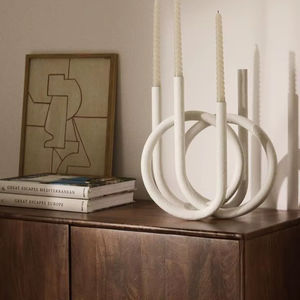 Candélabre moderne à anneaux entrelacés blancs. Déclaration de style scandinave. Disponible aux prix de gros. - Product Image 1