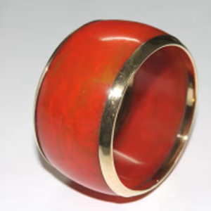 Bracelet manchette élégant en résine avec bords en métal Bracelets manchette élégants à la mode - Product Image 1