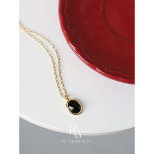 Collana con Opale Bianco a Goccia, Placcata Oro, Catena a Maglia Curb, Ciondolo Ovale Nero Inossidabile, Impermeabile, con Pietra Nera - Product Image 1