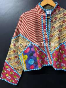 Veste courte matelassée vintage éco-responsable pour femmes, faite à la main en Inde avec poche, manteau d'automne et d'hiver - Product Image 2