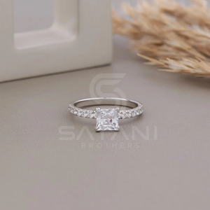 Anillo de Compromiso de Moissanita con Corte Princesa, Banda de Media Eternidad con Brillo Brillante, Diseño de Joyería Fina y Elegante - Product Image 6