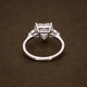 Anillo de Compromiso con Diamante Cultivado en Laboratorio en Forma de Corazón, 2.83 CTW, Forma de Corazón y Pera, Diamantes Certificados por IGI, Anillo de Tres Piedras, Diseño Único - Product Image 2