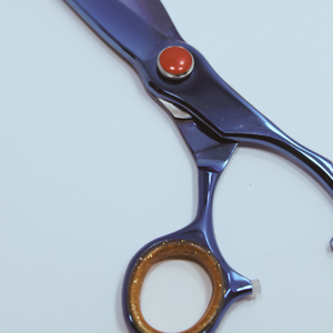 Couleur titane de ciseaux de coiffeur en métal à haute teneur en carbone de style professionnel pour la beauté et les soins personnels - Product Image 4