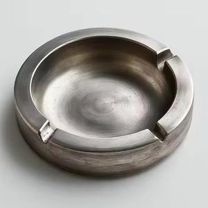 Cenicero Metálico Resistente con Forma Redonda y Textura Artística para Decoración de Salones y Cafeterías Tradicionales - Product Image 3
