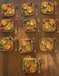 Plateau carré élégant fait à la main pour le Haldi Kumkum, décoration d'intérieur pour Shagun, Diwali, Bhai Dooj, mariage et cadeaux de fête - Product Image 1