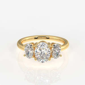Bague à trois pierres en moissanite taille ovale, or 18 carats - Bagues élégantes en moissanite - Product Image 1