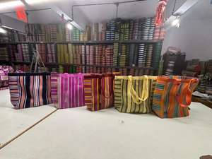 Sacs de plage tissés à rayures en nylon recyclé faits à la main avec pochette Sacs indiens traditionnels uniques fabricant et fournisseur exportations - Product Image 6