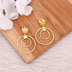 Boucles d'oreilles en or, boucles d'oreilles en laiton faites à la main, boucles d'oreilles à clous, vente chaude, meilleure qualité, boucles d'oreilles tendance pour femmes, vente chaude, meilleur design - Product Image 4