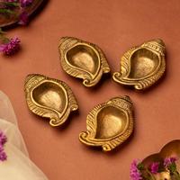 Meilleur Prix Laiton Diyas Pooja Accessoires Unique Diyas Pour La Décoration De La Maison Festival Décoration Cadeaux De Noël Diwali Cadeau Ensemble De 4