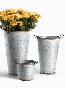 Florero de metal de lujo hecho a mano con forma antigua de inspiración vintage, perfecto para una decoración interior sofisticada. - Product Image 2