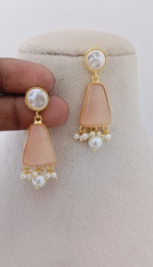 Boucles d'oreilles artisanales élégantes en alliage doré avec fausse perle en laiton lourd fabriqué en vrac produit personnalisé design motif moderne - Product Image 2