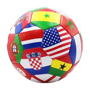 Ballon de football en cuir PU cousu à la machine, taille 5, écologique, personnalisable, pour entraînement et matchs, avec impression de drapeaux nationaux - Product Image 1
