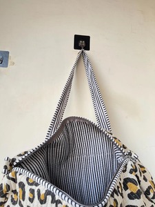 Sac de voyage en toile imprimé léopard, sac matelassé imprimé bohème indien, sac de voyage, sac à main fait à la main, grand sac de week-end, cadeau pour demoiselle d'honneur - Product Image 5