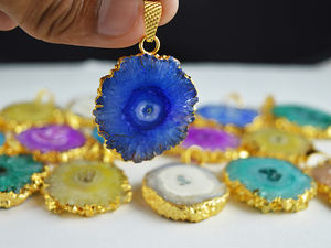 Colgante de oro galvanizado de cuarzo solar multicolor raro, colgante de rebanada de estalactita de diamante, lote de características encantadoras de piedras preciosas - Product Image 4