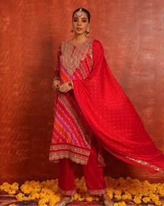 Tela de seda pura de Chinon Gujarati estilo Cultural Bandhni impreso hasta la rodilla Kurti & Plazzo con borde de encaje Dupatta Set para la venta - Product Image 2