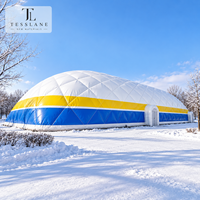 Dôme sportif préfabriqué à construction rapide en membrane PVDF, grande portée, solution personnalisée pour le tennis, le pickleball et le football