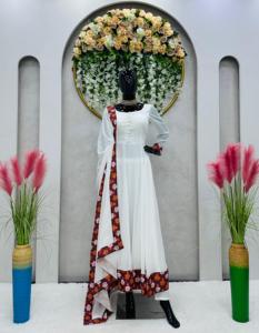 Robe de créateur de couleur Signature exquise en fausse Georgette de luxe avec doublure intérieure sans couture et embellissement en dentelle complexe - Product Image 4