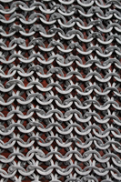 Haubert médiéval en maille d'aluminium avec garniture en cuir, rivets plats et anneaux de fixation, manches longues, pour reconstitution historique de chevalier