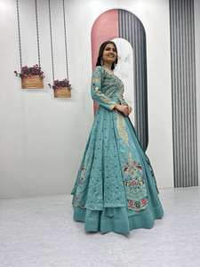 Top Corto de Seda Vichitra con Lehenga y Chal - Product Image 6