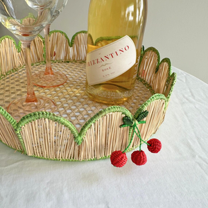 Bandeja Redonda Tejida a Mano de Pasto Marino con Borde Festoneado Verde y Dijes de Cereza Roja / Bandeja Decorativa de Mimbre para Servir - Product Image 2