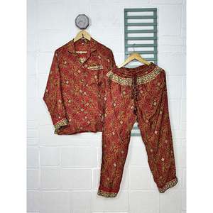Langes ODM Nachhaltiges <b>Pyjama</b>-Set Aus Recycelter Seide Leichte Und Atmungsaktive Nachtwsche - Product Image 1