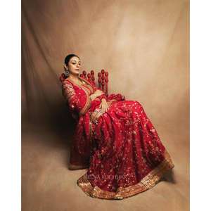 Conjunto de Lehenga Indo-Occidental de Tafetán de Seda Moderno de la Mejor Calidad, Largo hasta el Suelo, Colores Personalizados, con Hermosos Bordados de Lentejuelas y Zari - Product Image 5