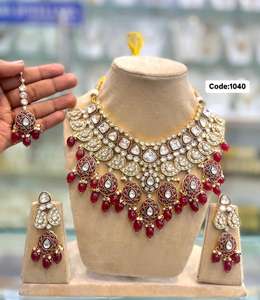 Ensemble de bijoux de mariée Royal Kundan Polki CollierBoucles d'oreilles artisanales pour un look de mariage majestueux Disponible en Inde - Product Image 3