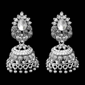 Jeweljunk Pendientes Jhumki de piedra austriaca chapados en plata fina Modelo 1311265 - Product Image 1