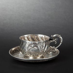 Dessous de verre ovale élégant en métal doré parfait pour les dîners romantiques, les anniversaires spéciaux et les réceptions de mariage élégantes - Product Image 1