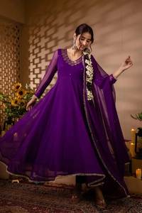 ก้าวเข้าสู่ความสง่างามเหนือกาลเวลาด้วยชุดผ้าจอร์เจียที่สวยงามนี้ได้รับการออกแบบด้วยความเก๋และงานฝีมือไข่มุกที่ประณีต - Product Image 6