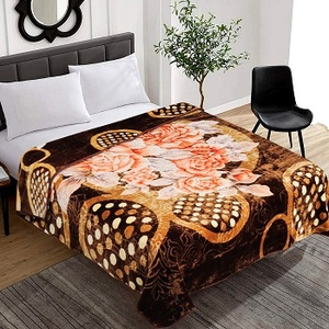 Manta de Raschel de Visón 100% Poliéster, Gruesa, de Doble Capa, con Diseños Florales Alegres y Colores Sólidos, Estilo Europeo para Invierno - Product Image 1