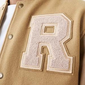 Chaqueta universitaria de cuero genuino para hombre Chaqueta de béisbol deportiva de invierno con logotipo frontal Chaqueta de cuero de manga larga en color de piel - Product Image 4