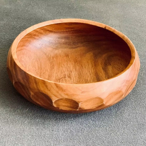 Grand bol de service en bois fait à la main avec une texture élégante, parfait pour les repas et les présentations culinaires élégants - Product Image 1