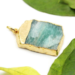 Design moderne Amazonite Pierre Précieuse Or 24K Électrolytique Fantaisie Forme Laiton Métal Pendentif Bijoux pour Femmes En Gros En Vrac - Product Image 2