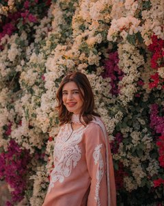 Seda satinada opaca pura con trabajo de bordado a mano Estilo Lucknowi Color precioso Patrón de manga elegante Tres piezas Salwar Kameez - Product Image 3