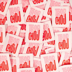 Étiquettes tissées personnalisées de haute qualité pour vêtements Logo de marque privée Pli d'extrémité en polyester Couleurs blanches et noires - Product Image 3