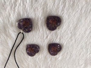 Vente en gros d'orgonite en forme de cœur d'améthyste de qualité supérieure pendentif en pierre semi-précieuse bijoux artisanaux pour hommes femmes pour la revente - Product Image 4