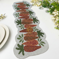 Chemin de table moderne fait main avec des perles florales, décoration brodée pour une salle à manger élégante et des ambiances festives