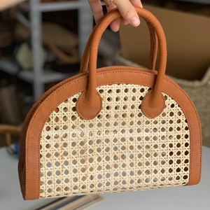 Bolso de mano de mimbre de caña tejido a mano con cuero, dos asas, estilo informal, borla y decoraciones de lazo - Product Image 1