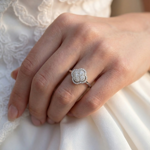 Expédition directe : Bague pour femme en or blanc massif 18 carats avec diamant véritable, design floral fin et élégant, sertie à griffes, pour fiançailles, anniversaire, mariage et fêtes - Product Image 4