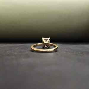 แหวนแฟชั่นสแตนเลสประดับพลอยธรรมชาติทรงเรเดียนท์คัท รับรองโดย IGI สำหรับทุกเพศ แบรนด์ Trendy DOPE JEWELLS เหมาะเป็นของขวัญวันวาเลนไทน์ - Product Image 4