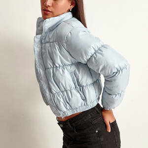 Veste d'hiver coupe-vent pour femme personnalisable, veste matelassée courte chaude, respirante, en satin, techniques d'impression, production en gros - Product Image 4