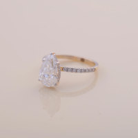 Anillo de Compromiso y Boda con Diamante Cultivado en Laboratorio en Forma de Pera, Certificado por IGI, con Halo Oculto, en Oro Amarillo/Blanco y Rosa de 18K con Banda Pavé