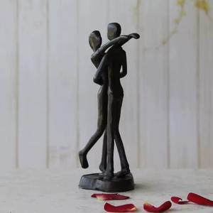 Sculpture de couple en métal de haute qualité ajoute une sophistication et une profondeur émotionnelle aux espaces intérieurs et extérieurs. - Product Image 1