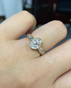 Anillo de Compromiso y Boda con Diamante Ovalado Cultivado en Laboratorio de 1.80 CTW, Oro Amarillo de 14K, Engaste de Bisel con Moissanita Baguette y Perla - Product Image 4