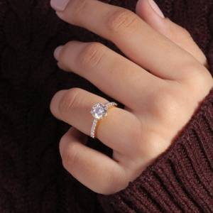 Anillo de Compromiso de Lujo para Mujer, Chapado en Oro Amarillo de 14K, con Zirconia de Corte Brillante Redondo y Doble Punta, Certificado IGI, OMKAR JEWELS - Product Image 2